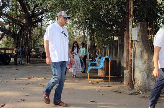 राजकुमार बड़जात्या के अंत‍िम संस्कार में पहुंचीं भाग्यश्री-स्वरा