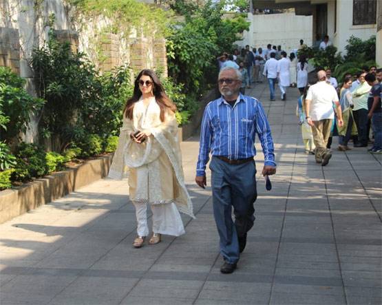 राजकुमार बड़जात्या के अंत‍िम संस्कार में पहुंचीं भाग्यश्री-स्वरा