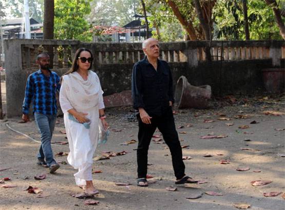 राजकुमार बड़जात्या के अंत‍िम संस्कार में पहुंचीं भाग्यश्री-स्वरा