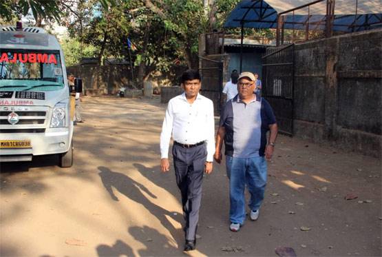 राजकुमार बड़जात्या के अंत‍िम संस्कार में पहुंचीं भाग्यश्री-स्वरा