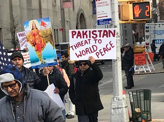 अमेरिका में पाक दूतावास के बाहर भारतीयों का प्रदर्शन