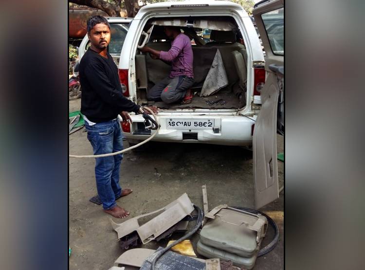 शराब के शक में रोकी गाड़ी, AK 47 के साथ म‍िलीं 1200 गोल‍ियां