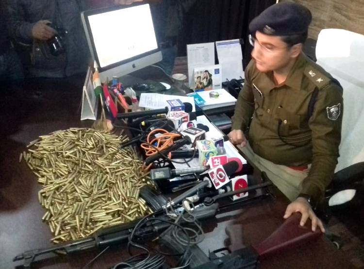 शराब के शक में रोकी गाड़ी, AK 47 के साथ म‍िलीं 1200 गोल‍ियां