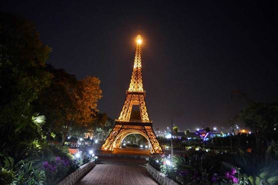 दिल्ली में कबाड़ से बनी दुन‍िया के 7 अजूबों की रेप्लिका, PHOTOS