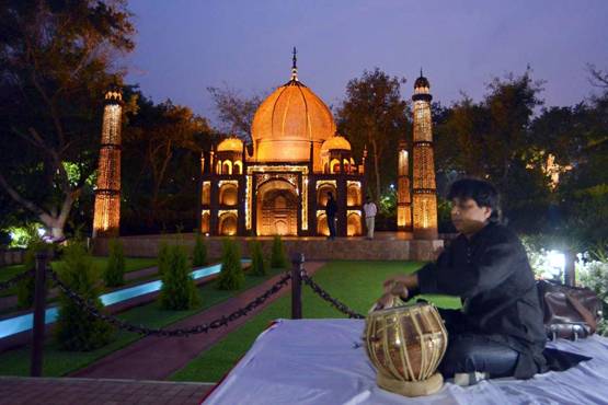 दिल्ली में कबाड़ से बनी दुन‍िया के 7 अजूबों की रेप्लिका, PHOTOS