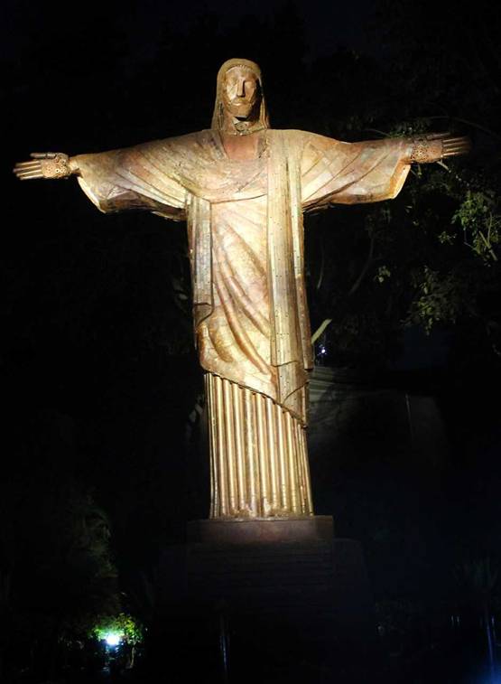 दिल्ली में कबाड़ से बनी दुन‍िया के 7 अजूबों की रेप्लिका, PHOTOS