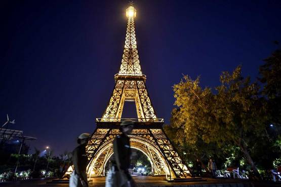 दिल्ली में कबाड़ से बनी दुन‍िया के 7 अजूबों की रेप्लिका, PHOTOS