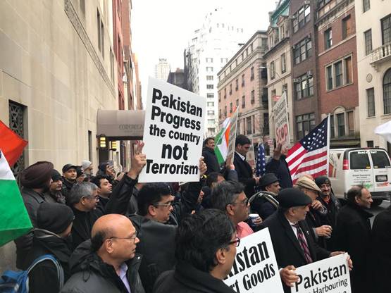 अमेरिका में पाक दूतावास के बाहर भारतीयों का प्रदर्शन