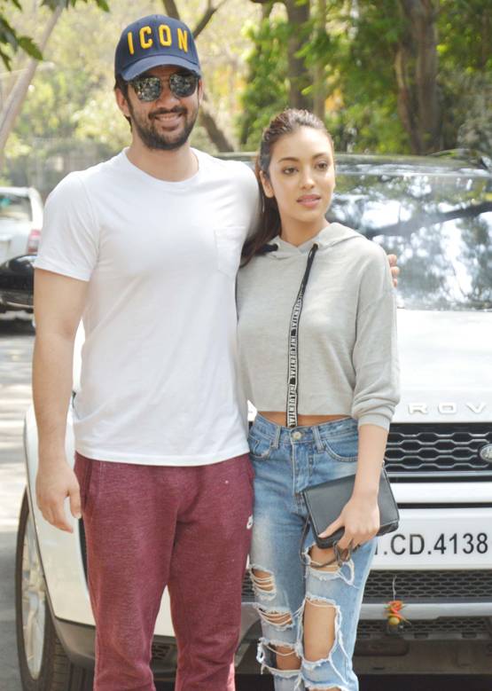 को-एक्ट्रेस संग लंच डेट पर गए सनी देओल के बेटे करण, Photos