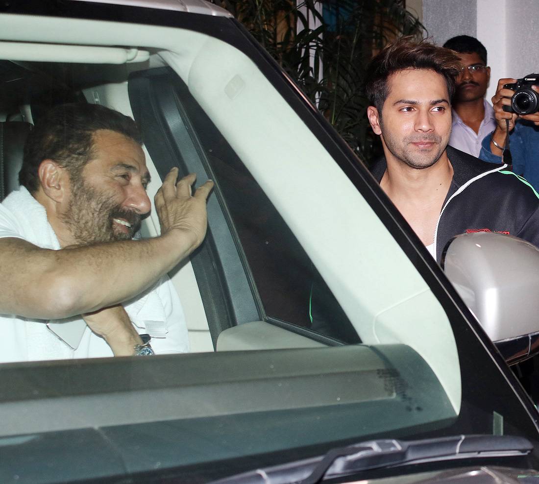 जब सनी देओल से मिले वरुण धवन, तस्वीरों में देखें फैन मोमेंट