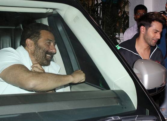 जब सनी देओल से मिले वरुण धवन, तस्वीरों में देखें फैन मोमेंट