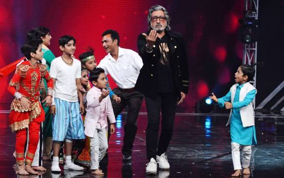 सुपर डांसर 3 के सेट पर गोविंदा-शक्ति कपूर, पैरेंट्स संग किया डांस