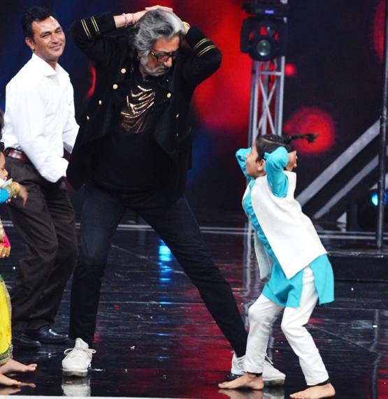 सुपर डांसर 3 के सेट पर गोविंदा-शक्ति कपूर, पैरेंट्स संग किया डांस