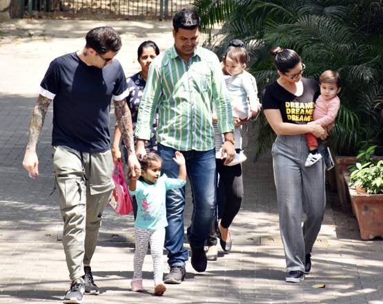 एक साथ 3 बच्चों को संभाल रही हैं सनी लियोनी, चर्चा में तस्वीरें