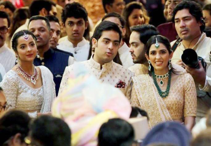 जानिए कौन हैं अंबानी परिवार की होने वाली बहू श्लोका मेहता?