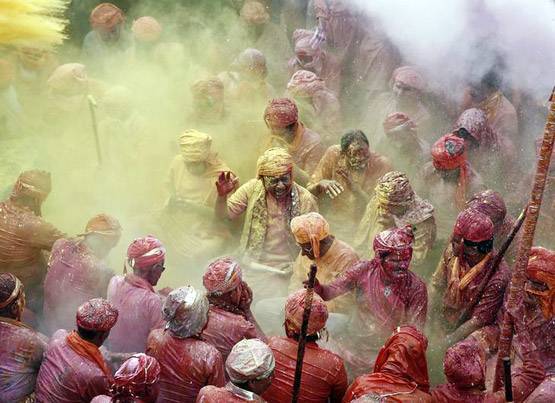 खास है बरसाने की लट्ठमार होली, जब पुरुषों को पीटती हैं महिलाएं!