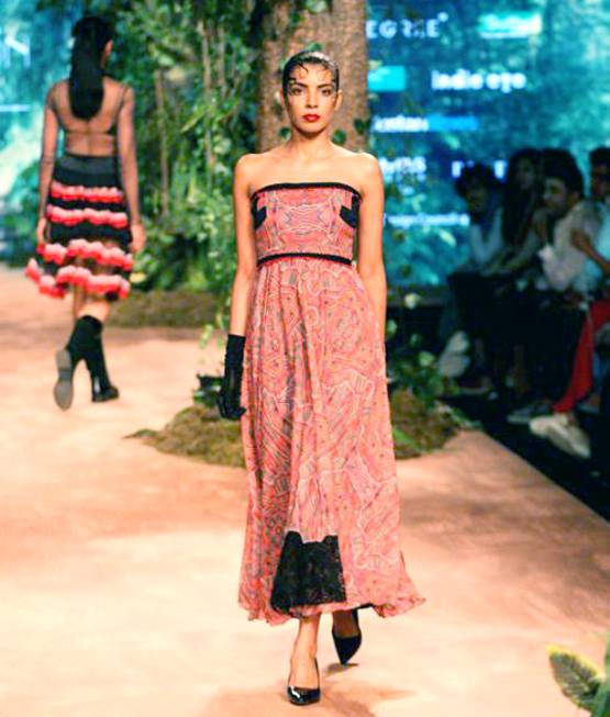 LMIFW 2019:रीना ढाका के मॉडल्स ने रैंप पर दिया खास मैसेज,तस्वीरें गवाह