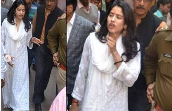 बाबा व‍िश्वनाथ के दर्शन को पहुंचीं जाह्नवी कपूर, खाया बनारसी पान