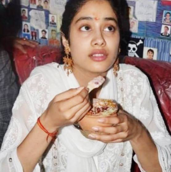 बाबा व‍िश्वनाथ के दर्शन को पहुंचीं जाह्नवी कपूर, खाया बनारसी पान