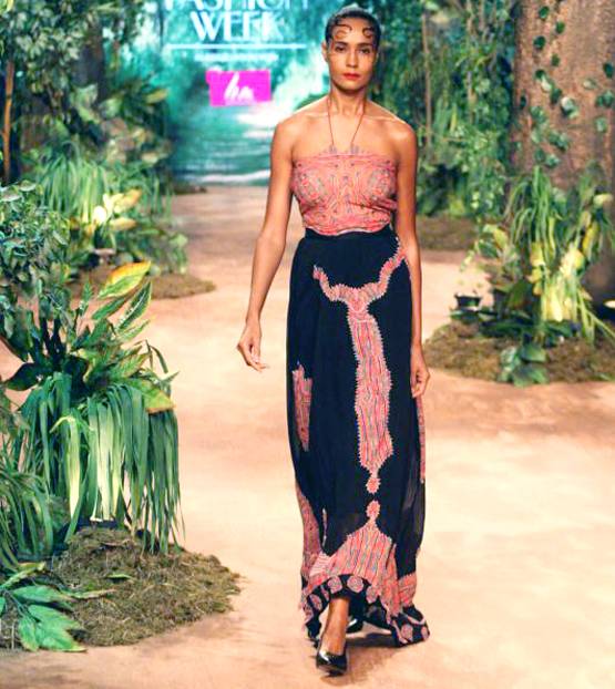 LMIFW 2019:रीना ढाका के मॉडल्स ने रैंप पर दिया खास मैसेज,तस्वीरें गवाह