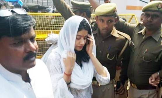 बाबा व‍िश्वनाथ के दर्शन को पहुंचीं जाह्नवी कपूर, खाया बनारसी पान