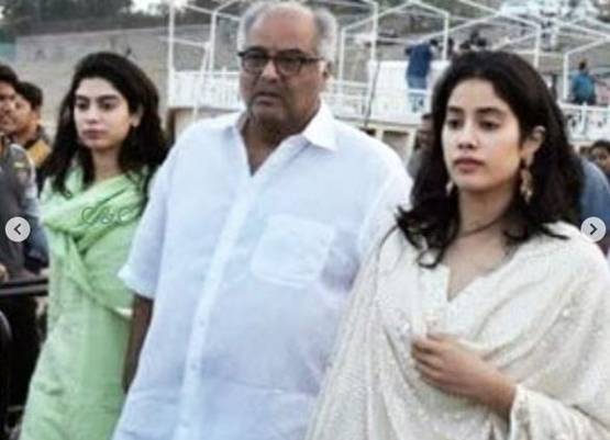 बाबा व‍िश्वनाथ के दर्शन को पहुंचीं जाह्नवी कपूर, खाया बनारसी पान