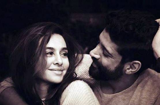 क्या फरहान अख्तर ने की गर्लफ्रेंड संग सगाई? फोटो से मिला इशारा