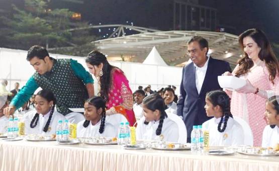 आकाश-श्लोका की शादी: अंबानी फैमिली ने 2000 बच्चों को खिलाया खाना