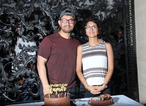 PHOTOS: आमिर ने काटा बर्थडे केक, पत्नी किरण को किया Kiss