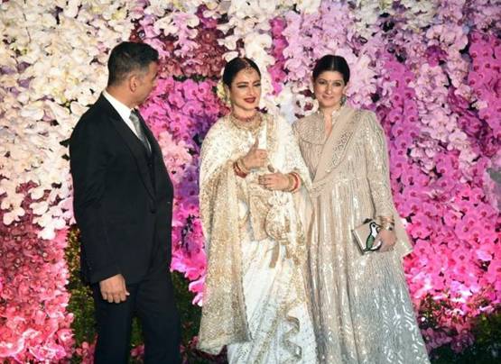 आकाश-श्लोका की पार्टी में अक्षय-ट्विंकल संग दिखीं रेखा, Photos