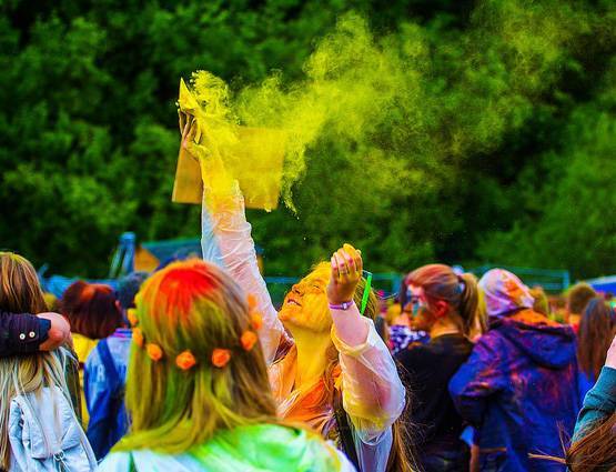 भारत ही नहीं इन 9 देशों में भी मनाया जाता है 'रंगों का त्योहार'