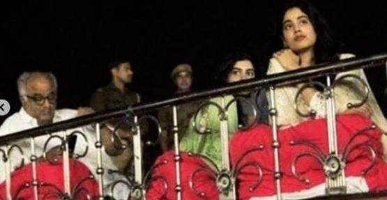 बाबा व‍िश्वनाथ के दर्शन को पहुंचीं जाह्नवी कपूर, खाया बनारसी पान