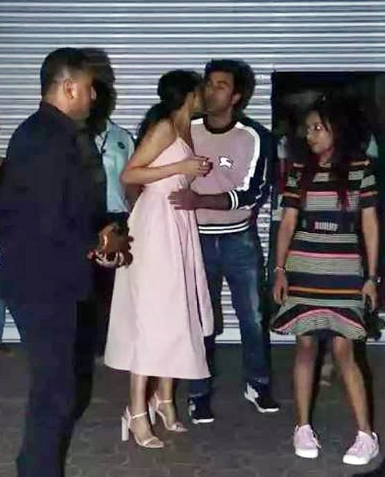 रणबीर कपूर-दीपिका की स्पेशल बॉन्ड‍िंग, मुलाक़ात हुई तो यूं लगाया गले