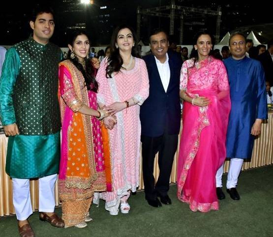 आकाश-श्लोका की शादी: अंबानी फैमिली ने 2000 बच्चों को खिलाया खाना