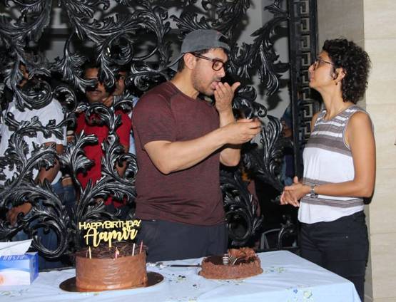 PHOTOS: आमिर ने काटा बर्थडे केक, पत्नी किरण को किया Kiss