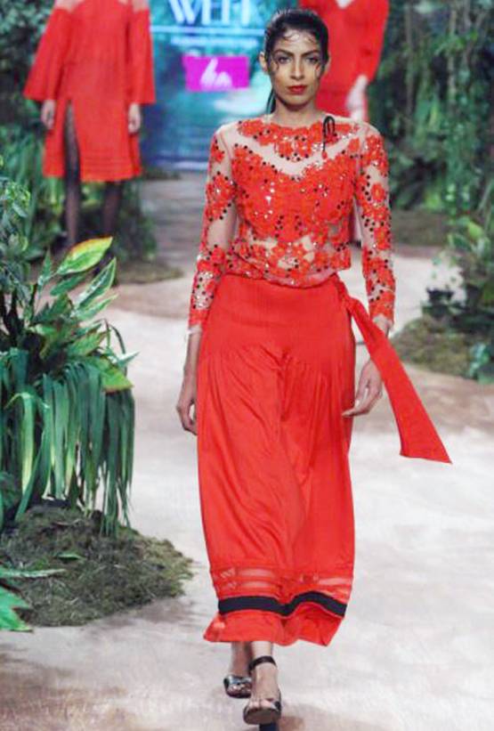 LMIFW 2019:रीना ढाका के मॉडल्स ने रैंप पर दिया खास मैसेज,तस्वीरें गवाह