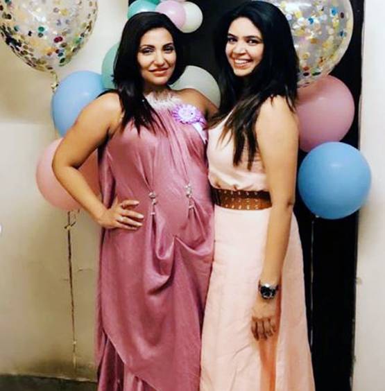 प्रेग्नेंट हैं इश्कबाज एक्ट्रेस, पति ने दी सरप्राइज पार्टी, Photos