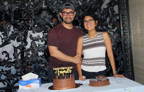 PHOTOS: आमिर ने काटा बर्थडे केक, पत्नी किरण को किया Kiss