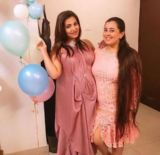 प्रेग्नेंट हैं इश्कबाज एक्ट्रेस, पति ने दी सरप्राइज पार्टी, Photos