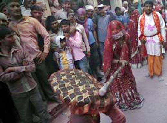 खास है बरसाने की लट्ठमार होली, जब पुरुषों को पीटती हैं महिलाएं!