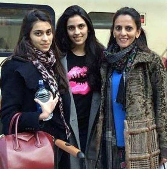 अपनी मां मोना की तरह ही दिखती हैं श्लोक मेहता, PHOTOS