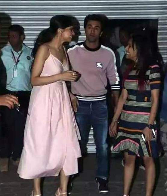 रणबीर कपूर-दीपिका की स्पेशल बॉन्ड‍िंग, मुलाक़ात हुई तो यूं लगाया गले