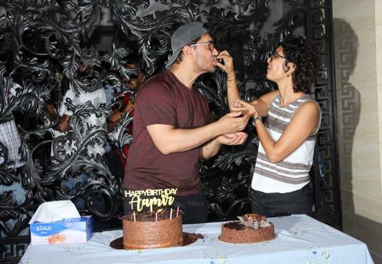PHOTOS: आमिर ने काटा बर्थडे केक, पत्नी किरण को किया Kiss