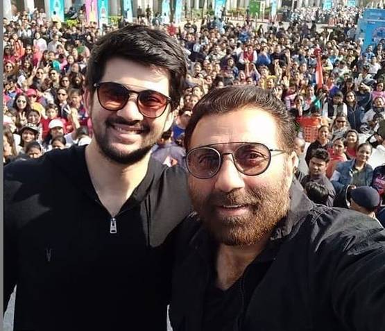 को-एक्ट्रेस संग लंच डेट पर गए सनी देओल के बेटे करण, Photos