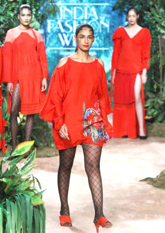 LMIFW 2019:रीना ढाका के मॉडल्स ने रैंप पर दिया खास मैसेज,तस्वीरें गवाह