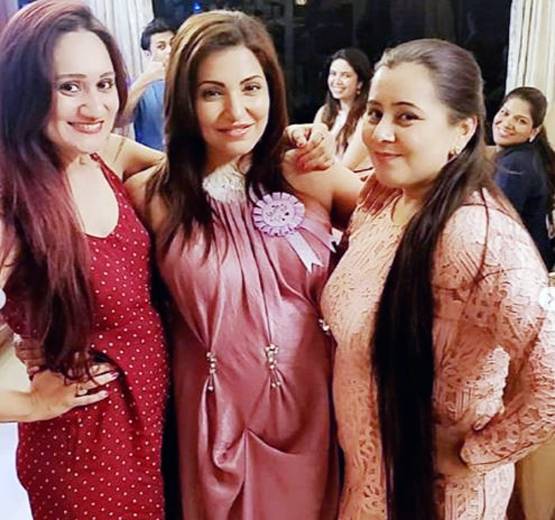 प्रेग्नेंट हैं इश्कबाज एक्ट्रेस, पति ने दी सरप्राइज पार्टी, Photos