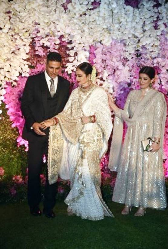 आकाश-श्लोका की पार्टी में अक्षय-ट्विंकल संग दिखीं रेखा, Photos