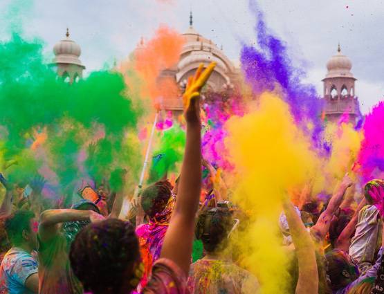 भारत ही नहीं इन 9 देशों में भी मनाया जाता है 'रंगों का त्योहार'
