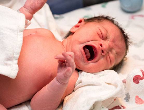 बच्चे को शहद तो नहीं चटाते आप? हो सकती है ये गंभीर बीमारी