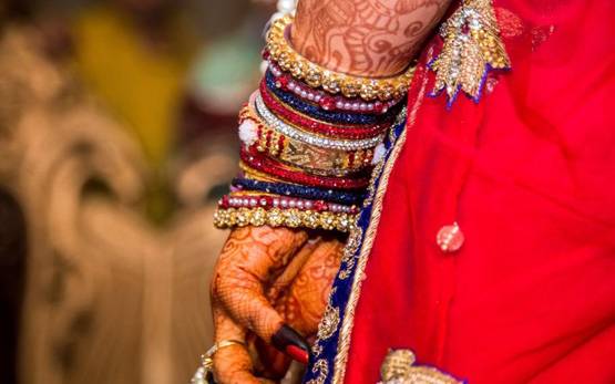 नए ट्रेंड की ये शादी बनी मिसाल, दुल्हन ने दूल्हे को पहनाया 'मंगलसूत्र'